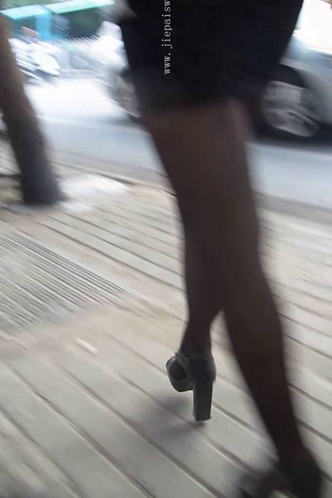 [大忽悠买丝袜街拍视频]ID0293 2012 9.13【强袭】黑丝修长腿包臀骚妇检验丝袜质量为名摸腿