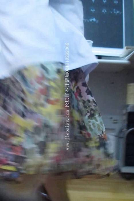 [大忽悠买丝袜街拍视频]ID0319 2012 9.20【CD】清纯肉丝美女裤袜裆撕裂破了难道跟男友事太猛