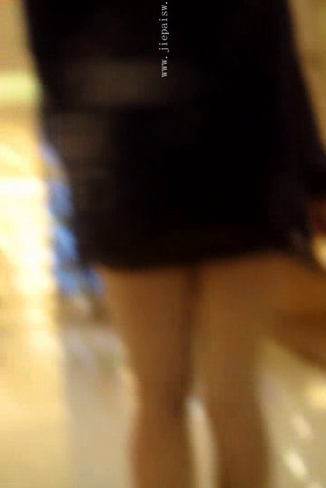 [大忽悠买丝袜街拍视频]ID1487 2014.5.10【成功案例第192弹】逛商场的长腿肉丝透视装骚妇让身边的女伴伺候脱裤袜直接伸进裙底扒掉裤袜脱了给大忽悠
