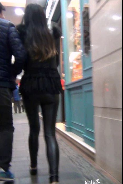 [街拍客视频]jx0630 紧身皮裤配上大长腿和翘臀真性感啊