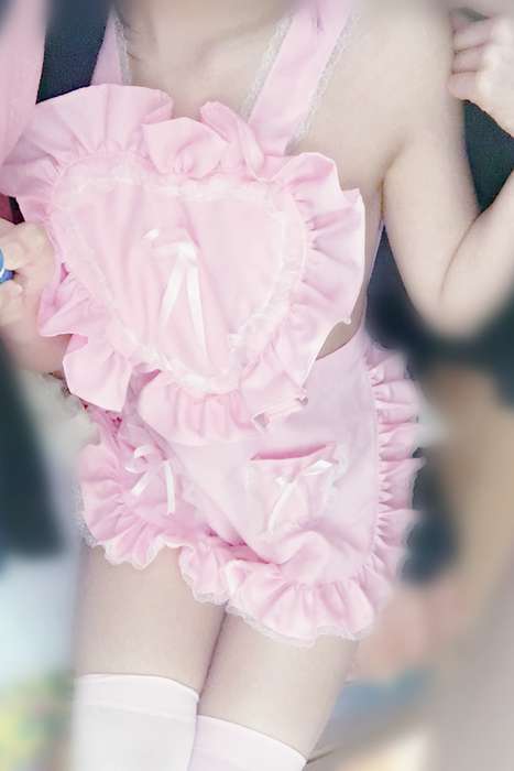 [萝莉液液酱YeYe写真]ID0035 粉色围裙--性感提示：婷袅全身丝袜胴体诱人犯罪放荡